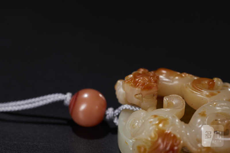 清  俏色玉雕螭龙纹鸡心佩 - 图4